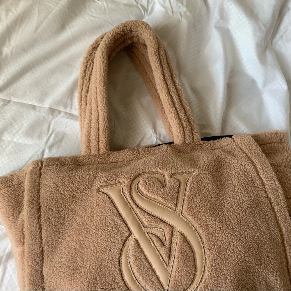 ୨୧ ･ﾟ✧ SOLD!! Victoria’s Secret Sherpa Bag - Picture 2 of 5